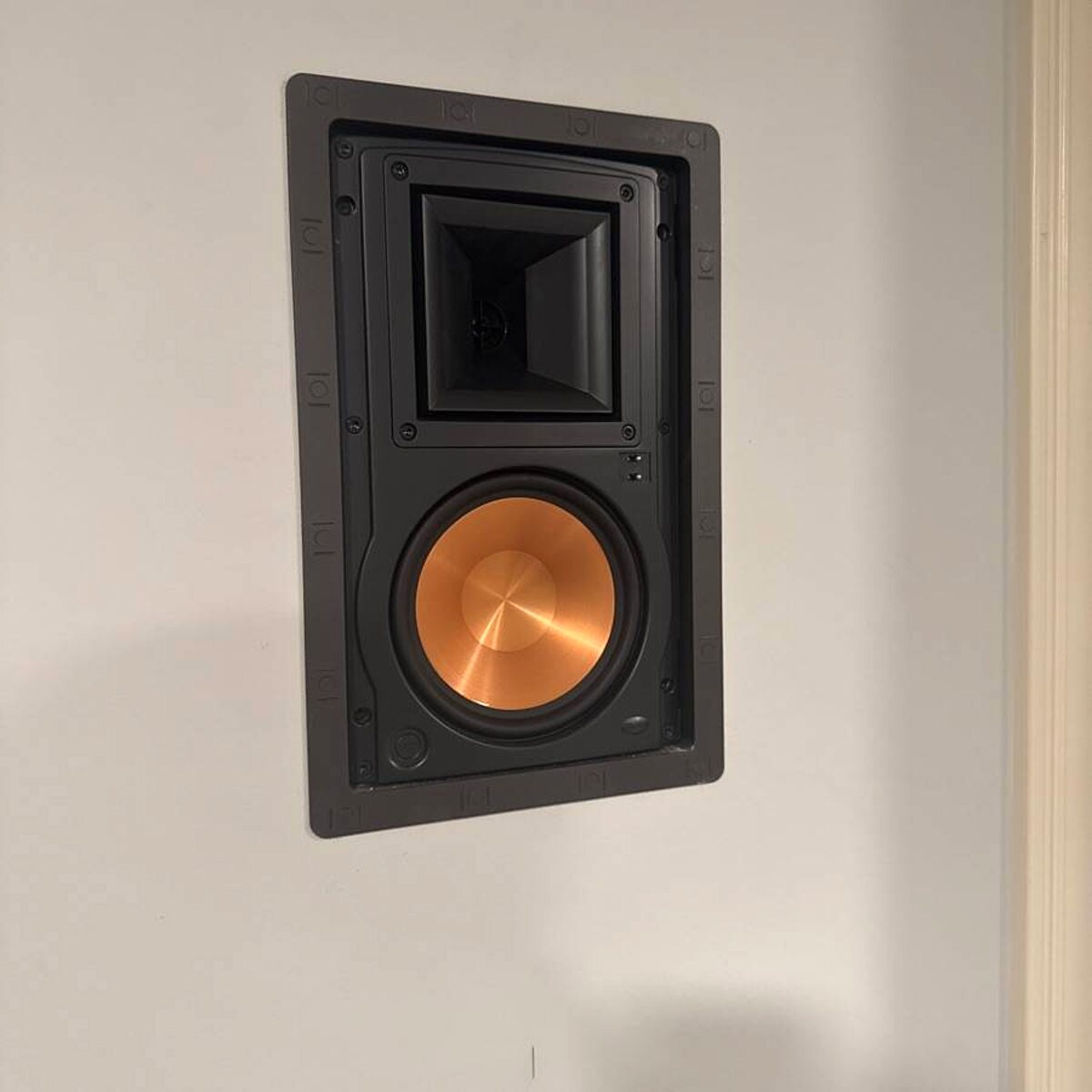 Flush-mounted in-wall speaker